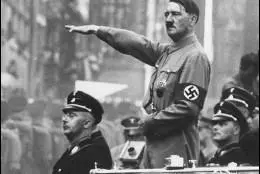 Hitler saldando